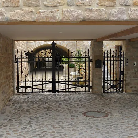 Modernes In Den Weinbergen Der Pfalz *