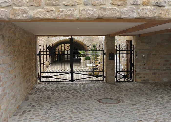 Modernes In Den Weinbergen Der Pfalz *